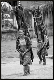 Tranh Treo Tường Chủ Đề Phụ Nữ Việt Nam 04